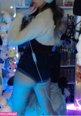 Skymi_chan [ skymi-chan ] - Another photo with  ladyjakubowsky following yesterday s ass shot