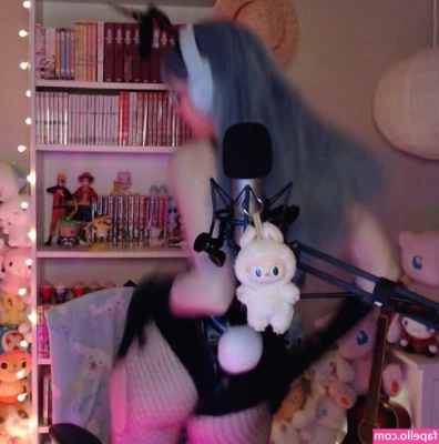 Skymi_chan [ skymi-chan ] - Doing taxes while sitting on a vibrator ✨