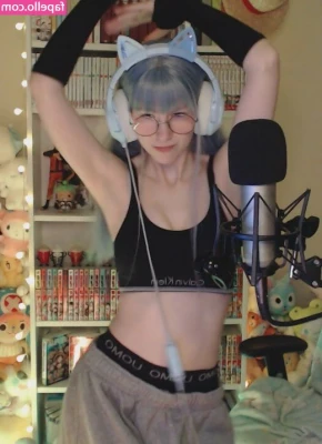 Skymi_chan [ skymi-chan ] - Would you like to enter in a sexy and nerdy world where all your
