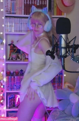 Skymi_chan [ skymi-chan ] - You know the music is good when you start bending over  amp  shaking