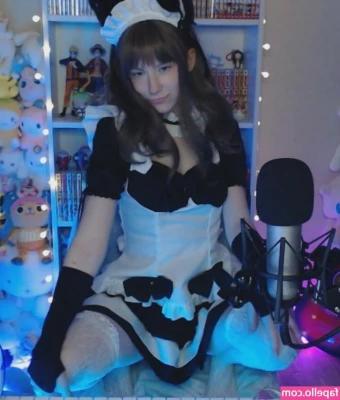 Skymi_chan [ skymi-chan ] - God this tentacle feels amazing stretching out my tight little hole!!