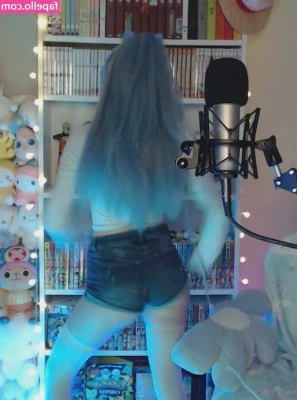 Skymi_chan [ skymi-chan ] - Hint on what s about to DROP  I REALLY enjoy playing with my fo  od  