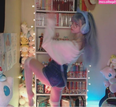 Skymi_chan [ skymi-chan ] - Spreading my ass and pussy in the dressing room hoping to not get