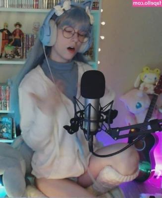 Skymi_chan [ skymi-chan ] - Last night’s live cam show will be up soon.  Fucked my self with
