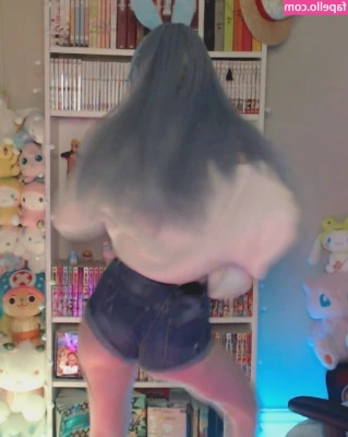 Skymi_chan [ skymi-chan ] - A few snaps of a vid I shot while enjoying my new sweaty shoes and