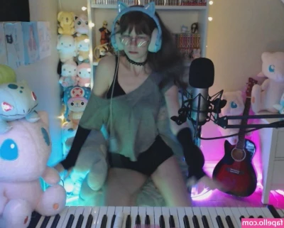 Skymi_chan [ skymi-chan ] - Anyone else like to sm0ke?😉 🍁 🍃