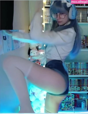 Skymi_chan [ skymi-chan ] - Watch a hot video of me playing with a vibrating head