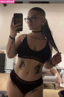 La_Lae_Chi [ la-lae-chi ] - Someone come spank me