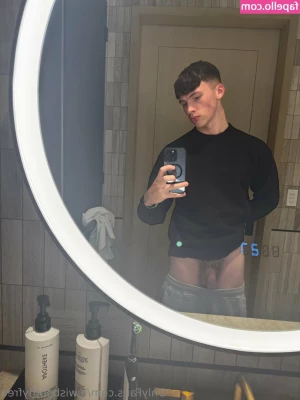lewisboothymain - At work hornyy