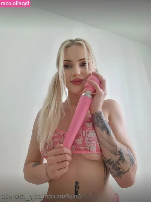 vickyduchesss - I fuck and use 1 of my subs when I wake up