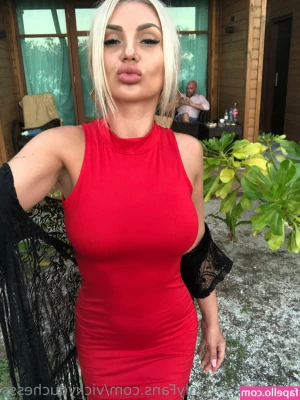 vickyduchesss - If you haven't checked your messages yet, I made a snapchat! I'm more