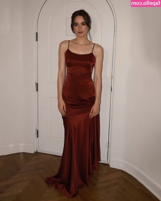 Sarah Desjardins [ sarah-desjardins ] - Lady in red. ❤️
