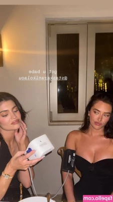 Anastasia Karanikolaou [ anastasia-karanikolaou ] - Serving up cheeks this fine Wednesday morning