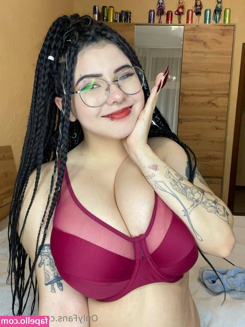 hollydi - Fully shaved! 😛 I’m always so horny after doing it 💦👀