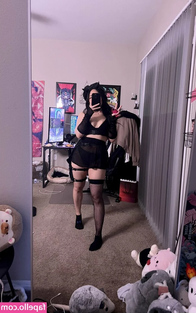 teeaap [ teeaap-1 ] - Hey babes  I need your feedback please Would you rather I keep a free