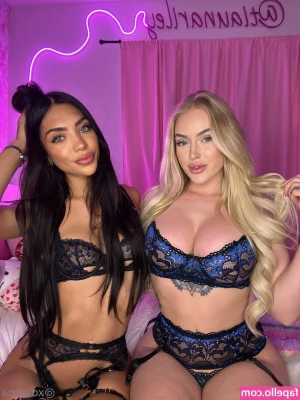 barbieteen18 - @inkxbby sucking toe like a good little hoe!