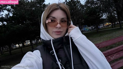 roxy_blakee [ roxy-blakee ] - Babe today is a perfect hump day, i want u to fuck my narrow holes
