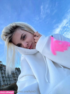 roxy_blakee [ roxy-blakee ] - BRAND NEW VID getting my pussy fucked deep in the back of his car by