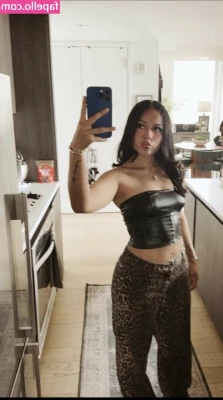 Aracelyanahiii - Could you resist this at the office 🍆 check your messages 😍