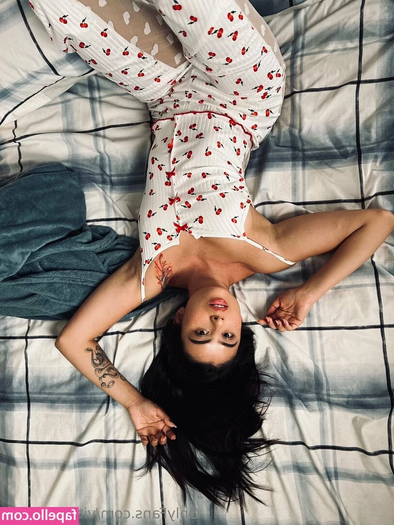vicoasmrfree - Hmm  bored and lonely tonight  Wish I had someone to spend some time