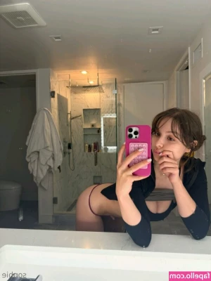 Sophie Mudd [ sophie-mudd-123 ] - Follow my feet