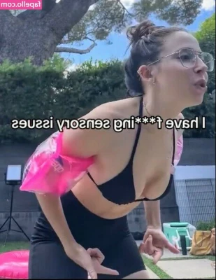 Esther Povitsky [ esther-povitsky ] - Mmm that tongue wants to do so many dirty things 🤤 what's the