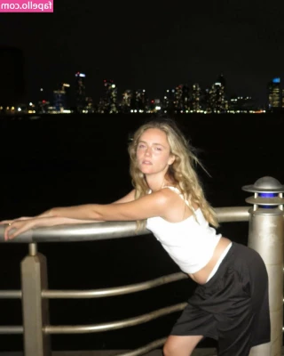 Betsey Brown [ betsey-brown ] - 📸 I like to dig my nails into your back whilst your deep inside