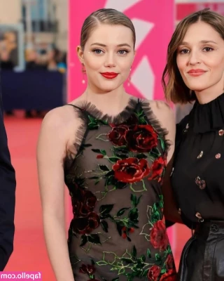 Grace Van Dien [ grace-van-dien ] - It s a blue kinda day   cheer me up xx