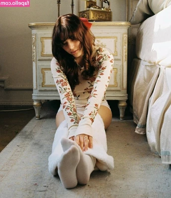 Grace Van Dien [ grace-van-dien ] - Bed Feet Modeling