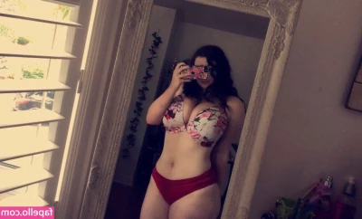 _Laura.jo [ laura-jo ] - Would you like some breakfast in bed, daddy? 😇