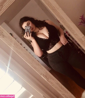 _Laura.jo [ laura-jo ] - Hey guys  I will be going live on my twitch  just chill and hangout 