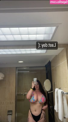 _Laura.jo [ laura-jo ] - I need something to suck with these red lips 💋💋💋