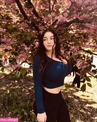 _Laura.jo [ laura-jo ] - welcome to my vlog neither of these pics are from today but i spilled