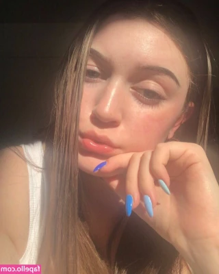 _Laura.jo [ laura-jo ] - Trying to upload a cuck scene but it's not cooperating. Will try
