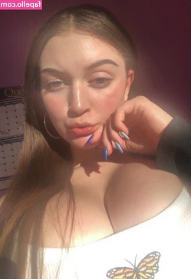 _Laura.jo [ laura-jo ] - She likes the attention