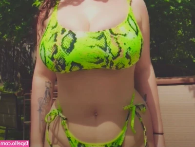 _Laura.jo [ laura-jo ] - As a rule  women hate those who attract men s attention with cheap