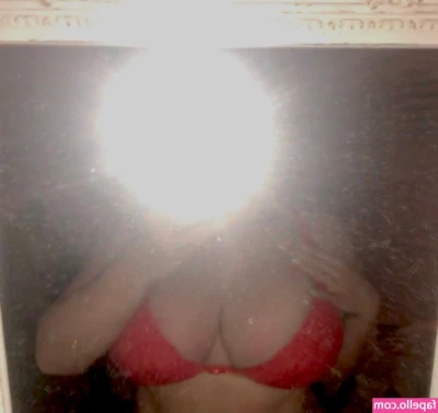 _Laura.jo [ laura-jo ] - I’m waiting on the sofa for you babe 💋💋💋💋