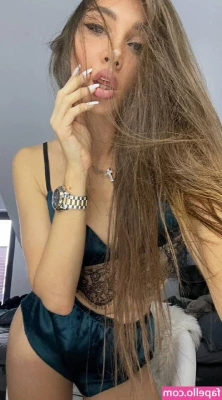 Anita Flexi [ anita-flexi ] - Who wants free nudes?🥴