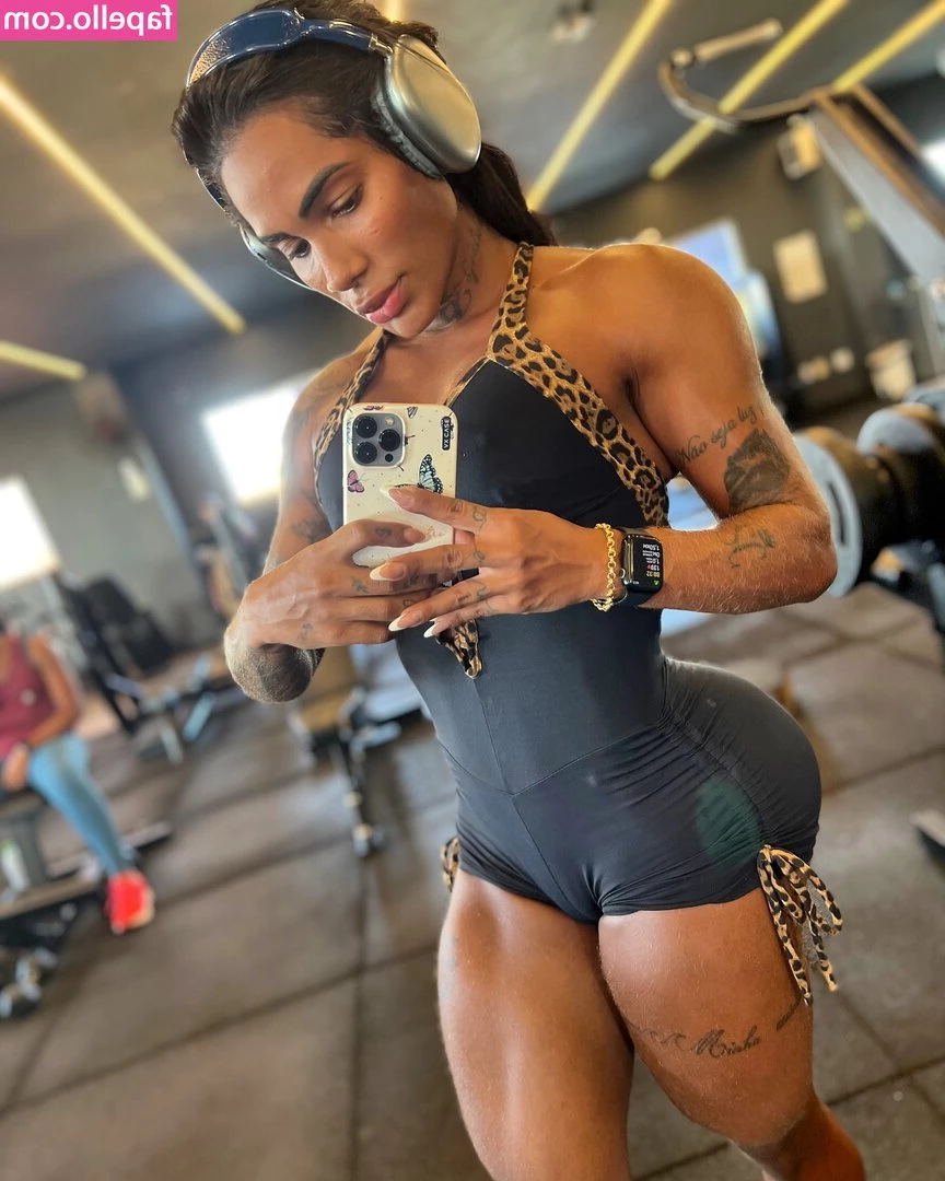 Sara Castro [ sara-castro ] - Y all want a live on here tonight or not
