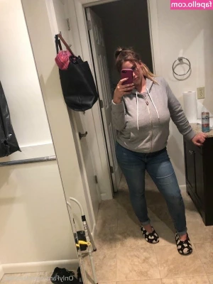 LeeAnne - I love this outfit Around the house 🤪