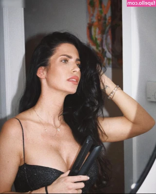 Bella Kraus [ bella-kraus ] - I hit 200k on Twitter  Yah