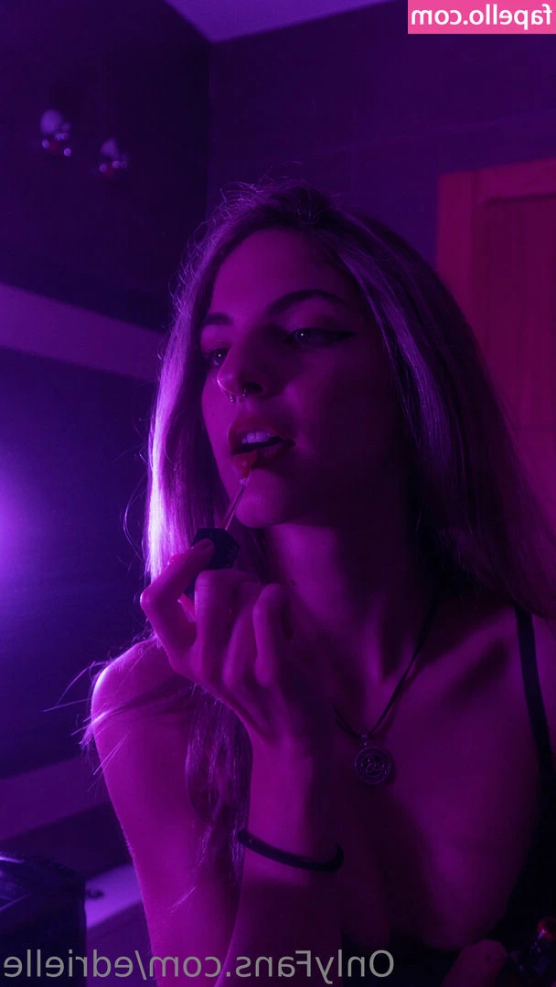 edrielle - Extremely explicit vibrator video going to your DMs now before bed
