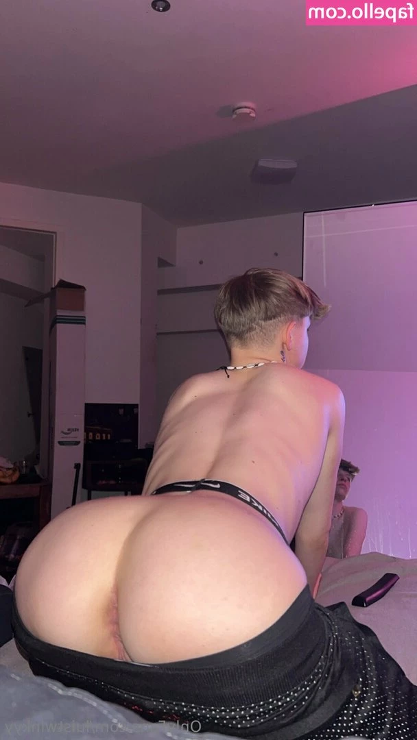  [ luistwinkyy ] - It s a beautiful day to be fucked infront of the window