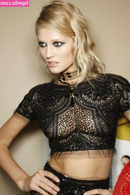 Toni Garrn [ toni-garrn ] - Put your tongue on the screen