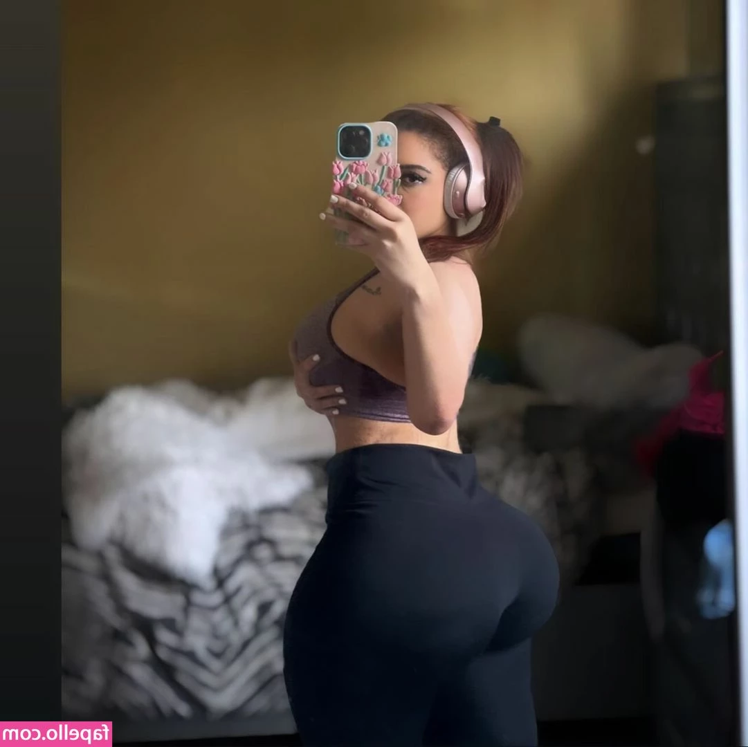 Emiliana555 - Ass getting too fat for these panties