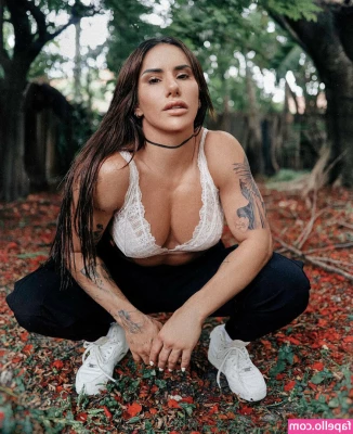 Stefi Cohen [ stefi-cohen ] - Dia quente  Nada melhor do que refrescar daquele jeito    Hot day 