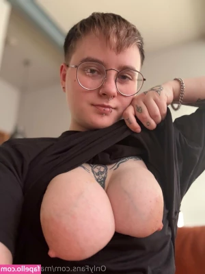 Ofscarll [ ofscarll-6 ] - hey im so available rn  tip me to get a hot video  also you can