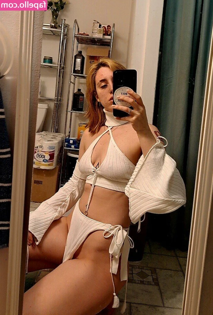 Porqueloin - FREE SUBSCRIPTION This juicy hot student  evayaskrava has a very deep