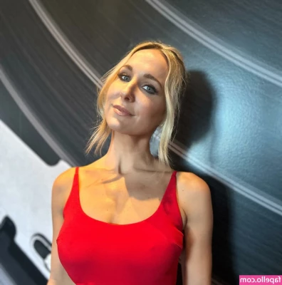 Nikki Glaser [ nikki-glaser ] - Lifting a car  no problem