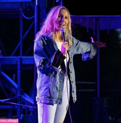 Nikki Glaser [ nikki-glaser ] - Hi my favorite pose